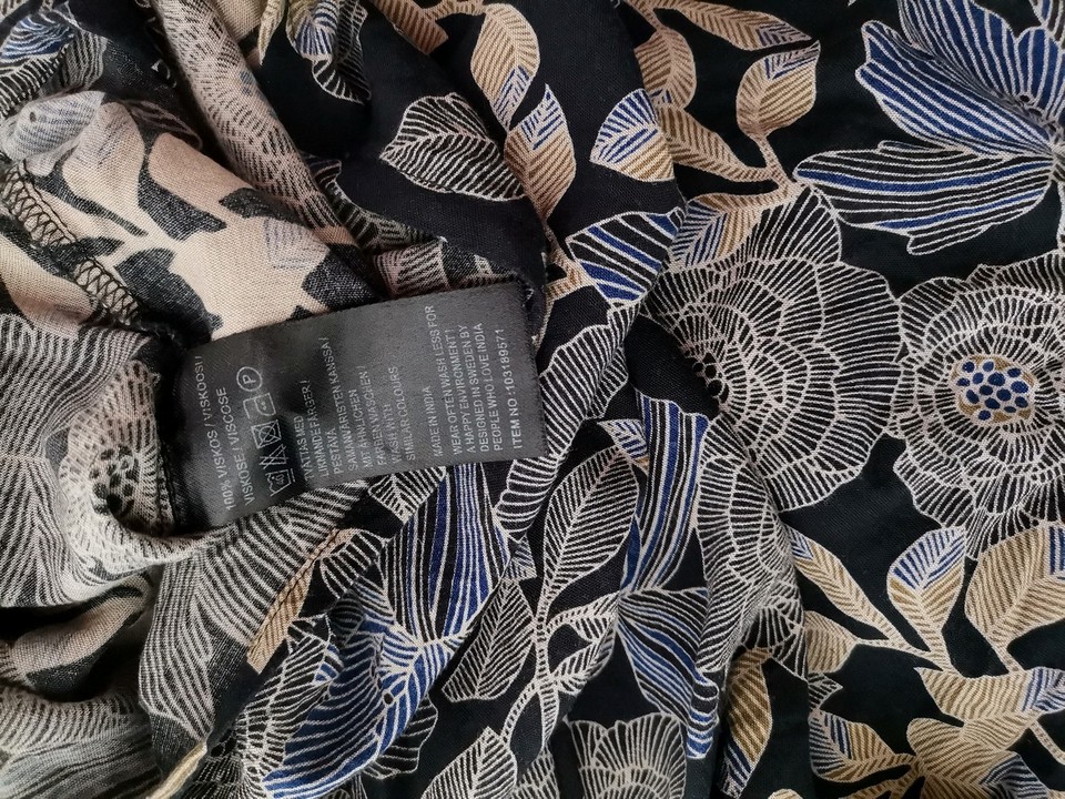 Indiska Rozmiar XL Kolor Granatowy W serek Sukienka Prostokątna Rękaw 3/4 Midi Materiał Wiskoza 100% Indiska Rozmiar XL Kolor Granatowy W serek Sukienka Prostokątna Rękaw 3/4 Midi Materiał Wiskoza 100%