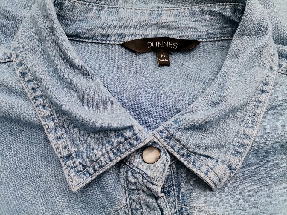 Dunnes Rozmiar 14 (42) Kolor Niebieski Kołnierz Tunika Zapinana Bluzka Długi rękaw Materiał Bawełna 100% Dunnes Rozmiar 14 (42) Kolor Niebieski Kołnierz Tunika Zapinana Bluzka Długi rękaw Materiał Bawełna 100%
