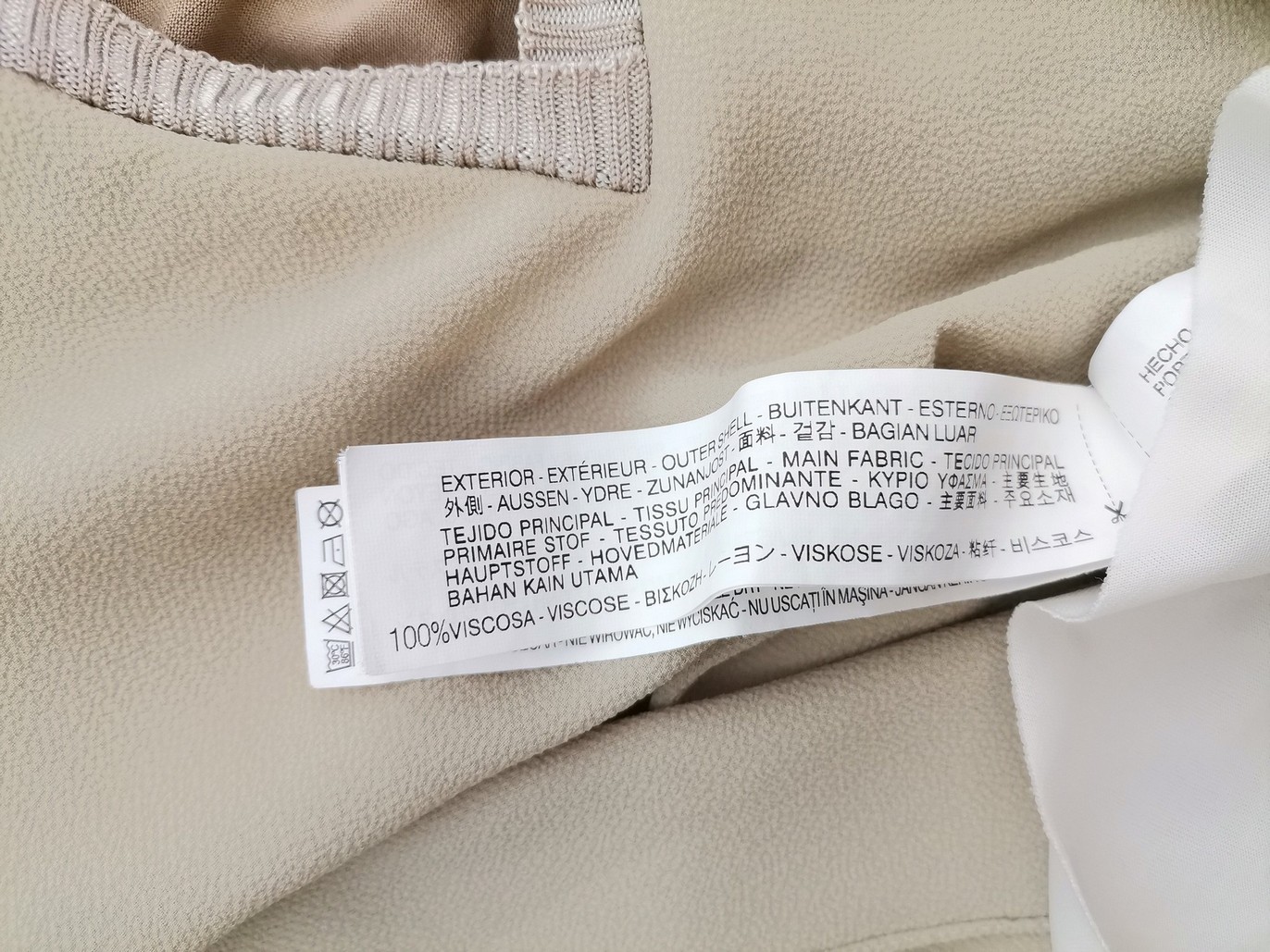 Zara Rozmiar S Kolor Beżowy W serek Sukienka Sweterkowa Krótki rękaw Do Kolan Materiał Wiskoza 100% Zara Rozmiar S Kolor Beżowy W serek Sukienka Sweterkowa Krótki rękaw Do Kolan Materiał Wiskoza 100%