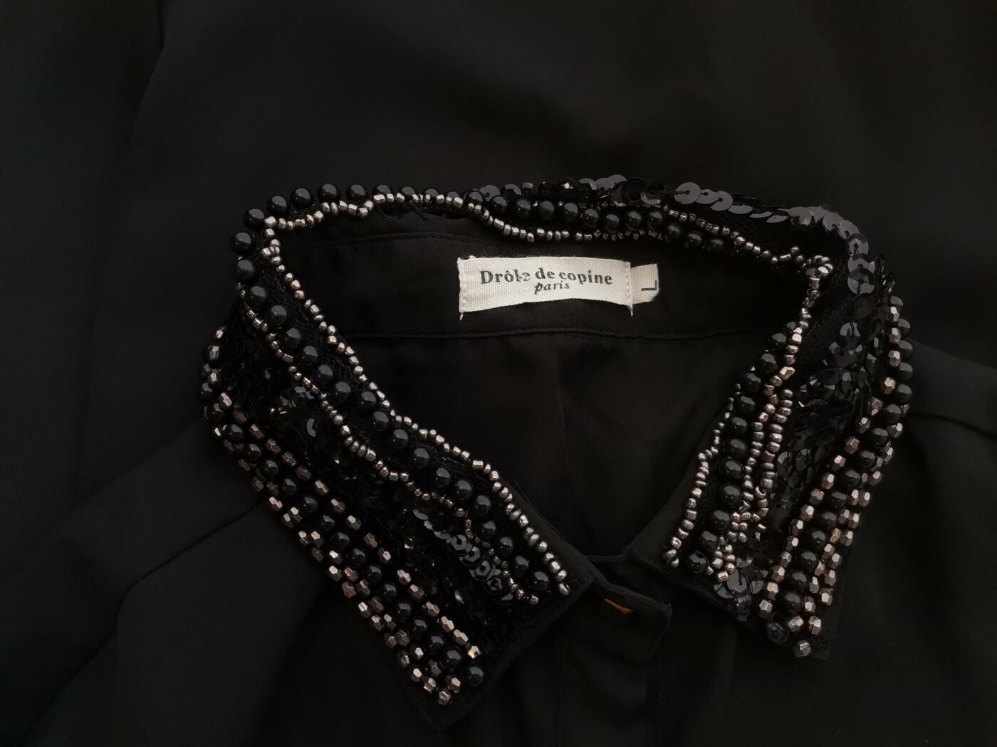 DROLE DE COPINE Rozmiar L Kolor Czarny Kołnierz Tunika Zapinana Bluzka Długi rękaw DROLE DE COPINE Rozmiar L Kolor Czarny Kołnierz Tunika Zapinana Bluzka Długi rękaw