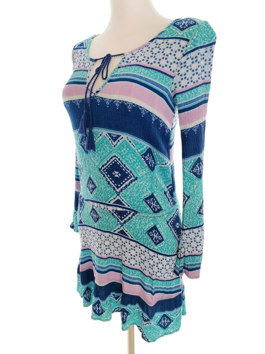 Divided Rozmiar 32 Kolor Niebieski Keyhole Crew Neck Sukienka Sweterkowa Długi rękaw Krótka Materiał Wiskoza 100% Divided Rozmiar 32 Kolor Niebieski Keyhole Crew Neck Sukienka Sweterkowa Długi rękaw Krótka Materiał Wiskoza 100%