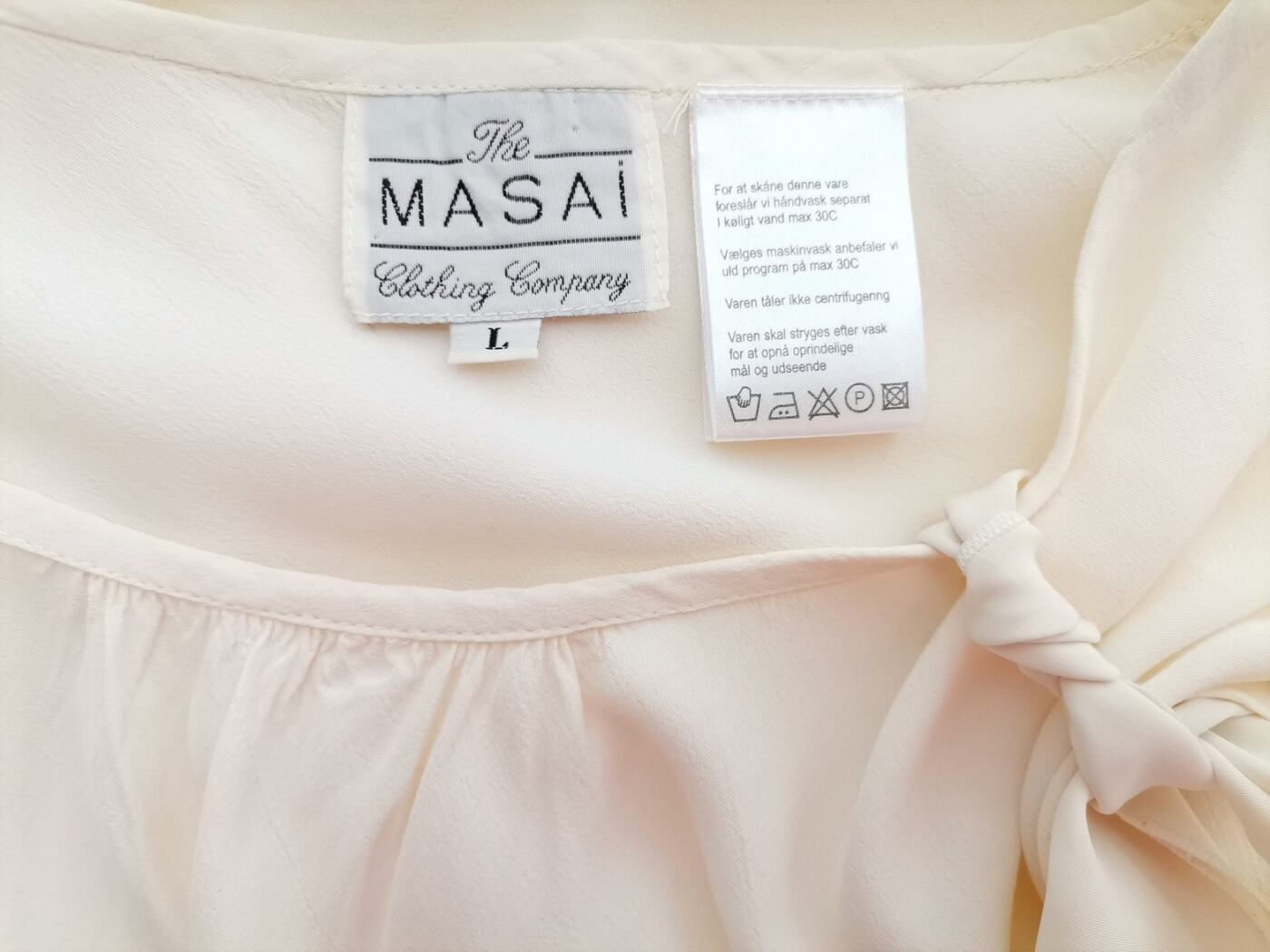 The Masai Rozmiar L Kolor Kremowy Okrągły dekolt Tunika Bluzka Krótki rękaw Materiał Wiskoza 100% The Masai Rozmiar L Kolor Kremowy Okrągły dekolt Tunika Bluzka Krótki rękaw Materiał Wiskoza 100%