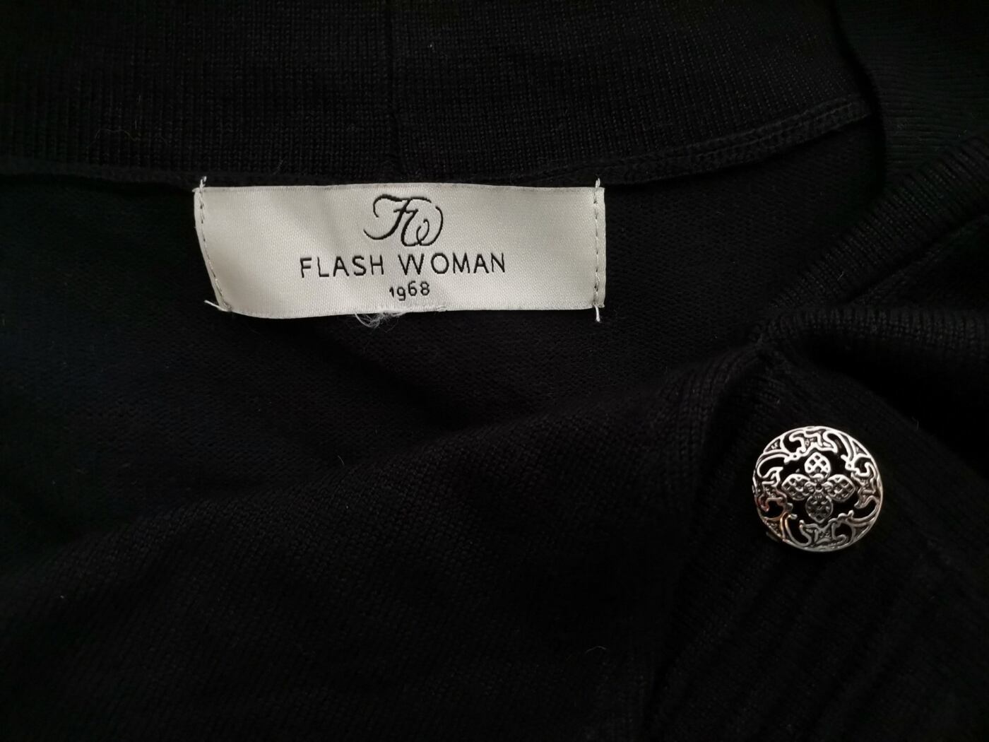 Flash Woman Rozmiar 38/40 Kolor Czarny W serek Sukienka Sweterkowa Rękaw 3/4 Do Kolan Flash Woman Rozmiar 38/40 Kolor Czarny W serek Sukienka Sweterkowa Rękaw 3/4 Do Kolan