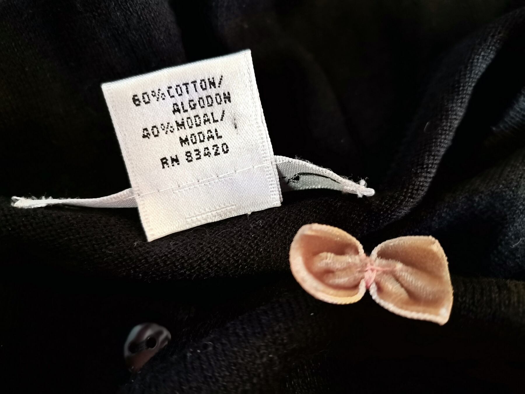 IMG_20220318_090807.jpg AUGUST SILK Rozmiar L Kolor Czarny W serek Kardigan Zapinany Długi rękaw Materiał Bawełna Cienka dzianina