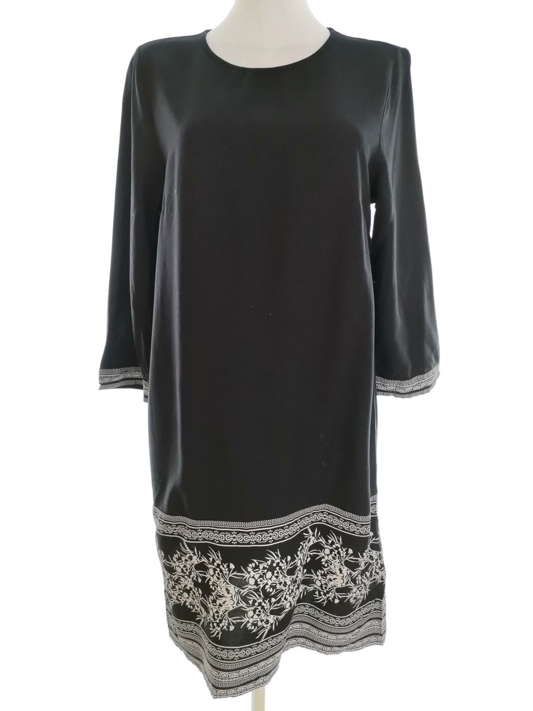 Indiska Rozmiar XS Kolor Czarny Crew Neck Sukienka Prostokątna Rękaw 3/4 Do Kolan Materiał Wiskoza 100%