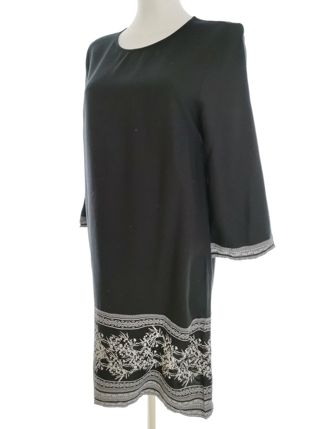 Indiska Rozmiar XS Kolor Czarny Crew Neck Sukienka Prostokątna Rękaw 3/4 Do Kolan Materiał Wiskoza 100%