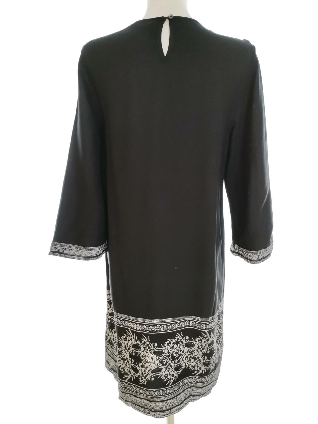 Indiska Rozmiar XS Kolor Czarny Crew Neck Sukienka Prostokątna Rękaw 3/4 Do Kolan Materiał Wiskoza 100%