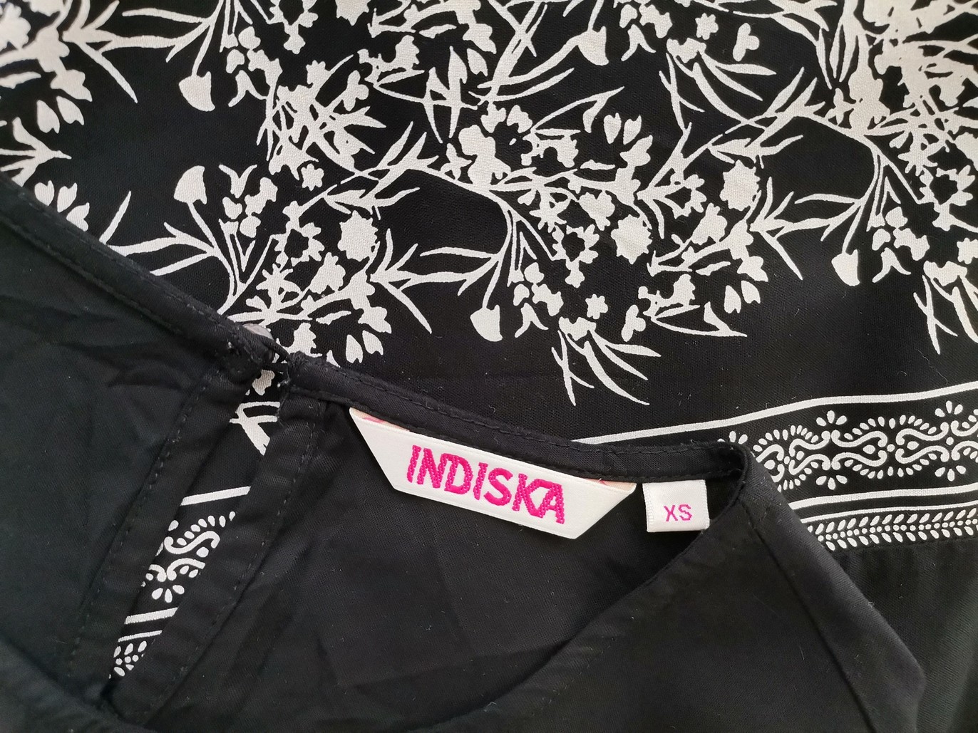 Indiska Rozmiar XS Kolor Czarny Crew Neck Sukienka Prostokątna Rękaw 3/4 Do Kolan Materiał Wiskoza 100%
