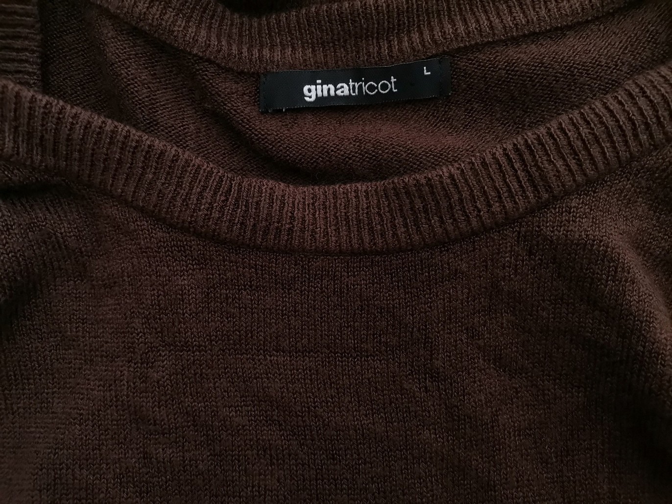 Gina Tricot Rozmiar L Kolor Brązowy Dekolt U Sukienka Sweterkowa Długi rękaw Midi Materiał Akryl 100% Gina Tricot Rozmiar L Kolor Brązowy Dekolt U Sukienka Sweterkowa Długi rękaw Midi Materiał Akryl 100%