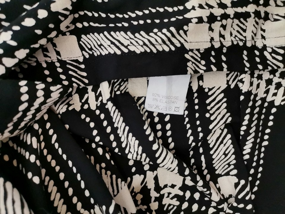 Elinette Rozmiar 44 Kolor Czarny W serek Sukienka Zawijana Krótki rękaw Midi Materiał Wiskoza Elinette Rozmiar 44 Kolor Czarny W serek Sukienka Zawijana Krótki rękaw Midi Materiał Wiskoza