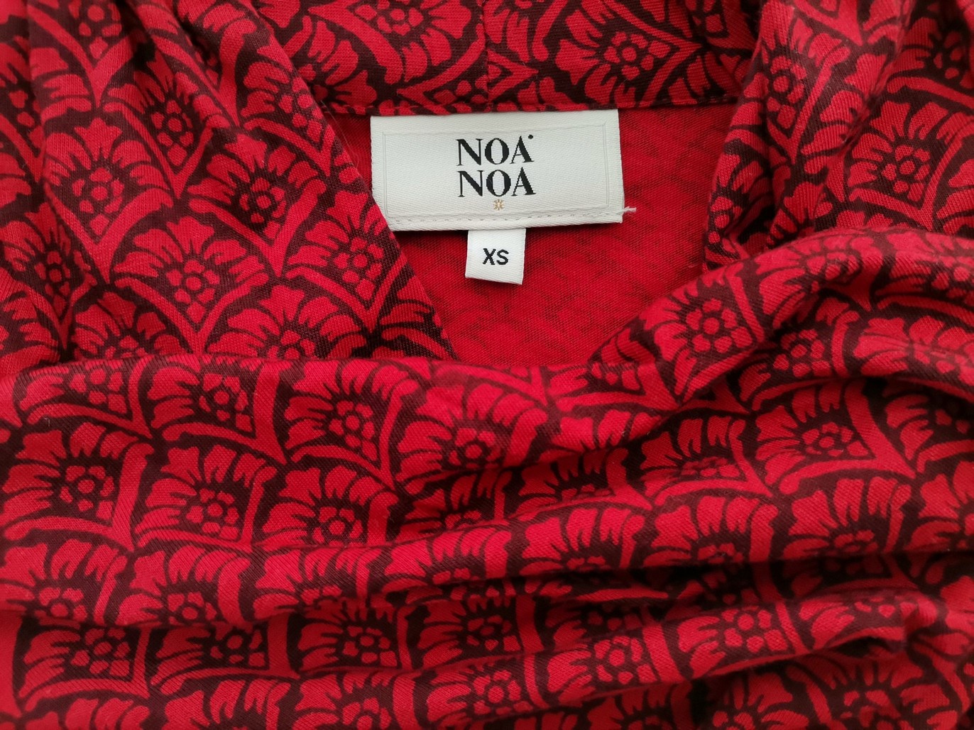 IMG_20220412_124539.jpg Noa noa Rozmiar XS Kolor Czerwony Drapowany dekolt Bluzka Zawijana Długi rękaw Materiał Tencel