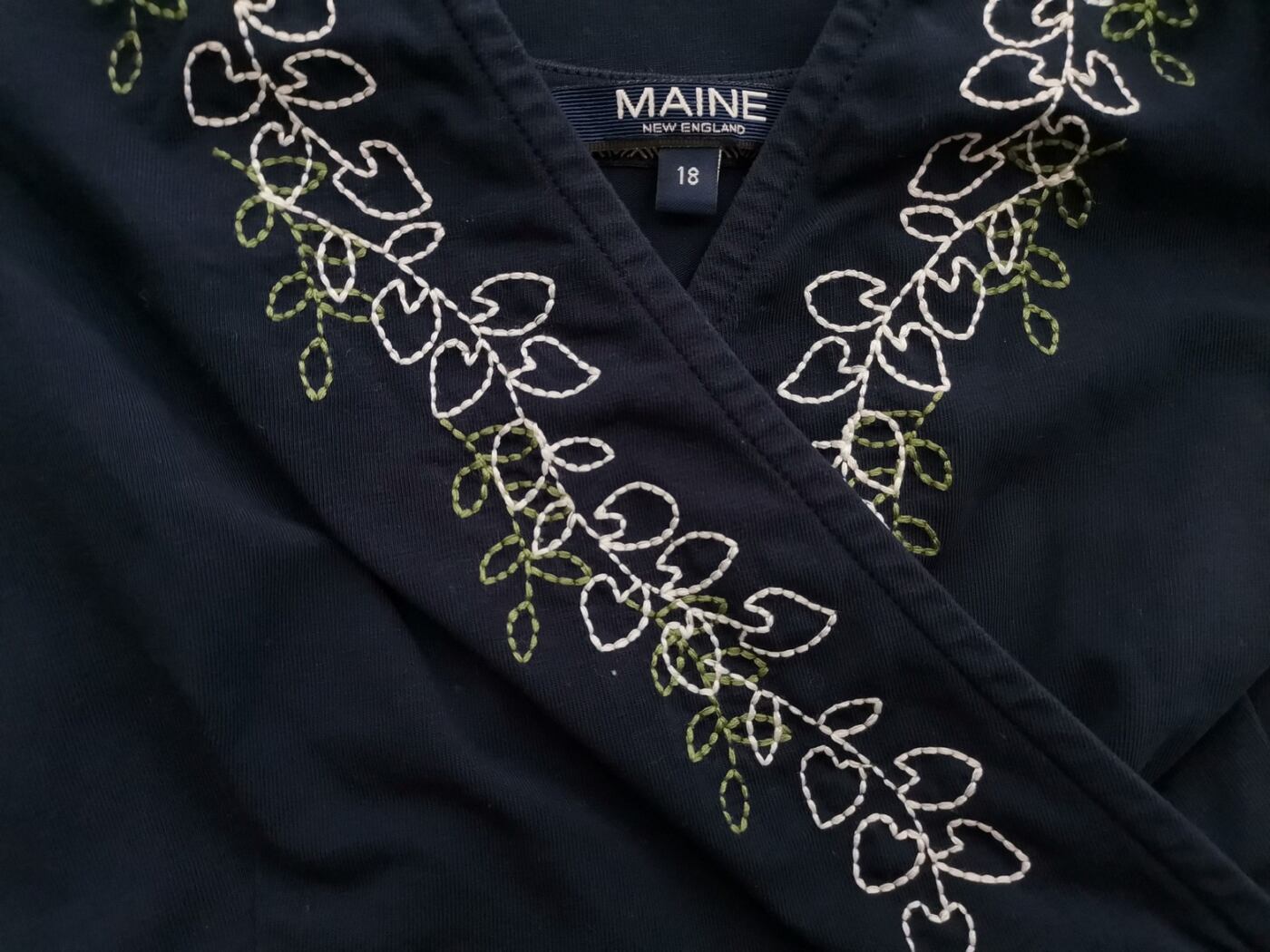 Maine New England Rozmiar 18 (46) Kolor Granatowy W serek Sukienka Prostokątna Bezrękawnik Do Kolan Materiał Bawełna Maine New England Rozmiar 18 (46) Kolor Granatowy W serek Sukienka Prostokątna Bezrękawnik Do Kolan Materiał Bawełna