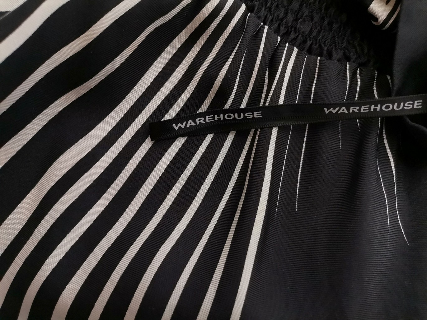 Warehouse Rozmiar 34/36 Kolor Czarny Dekolt Serce Sukienka Sheath Bezrękawnik Do Kolan