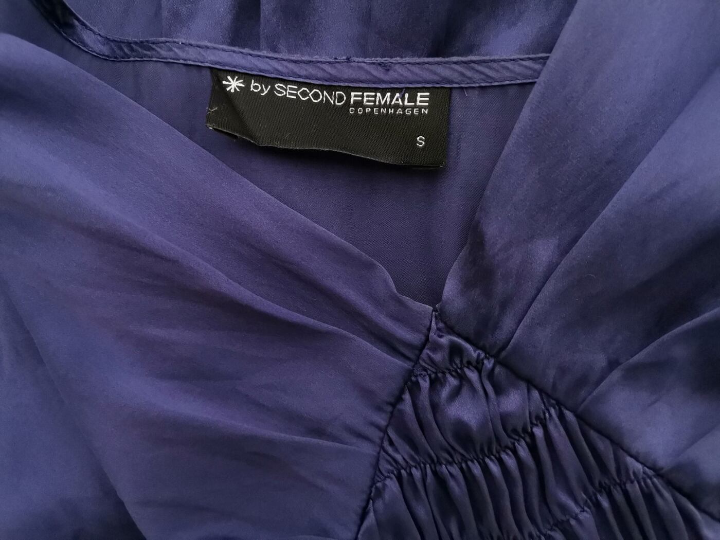 BY SECOND FEMALE Rozmiar S Kolor Fioletowy W serek Tunika Bluzka Krótki rękaw Materiał Jedwab 100%