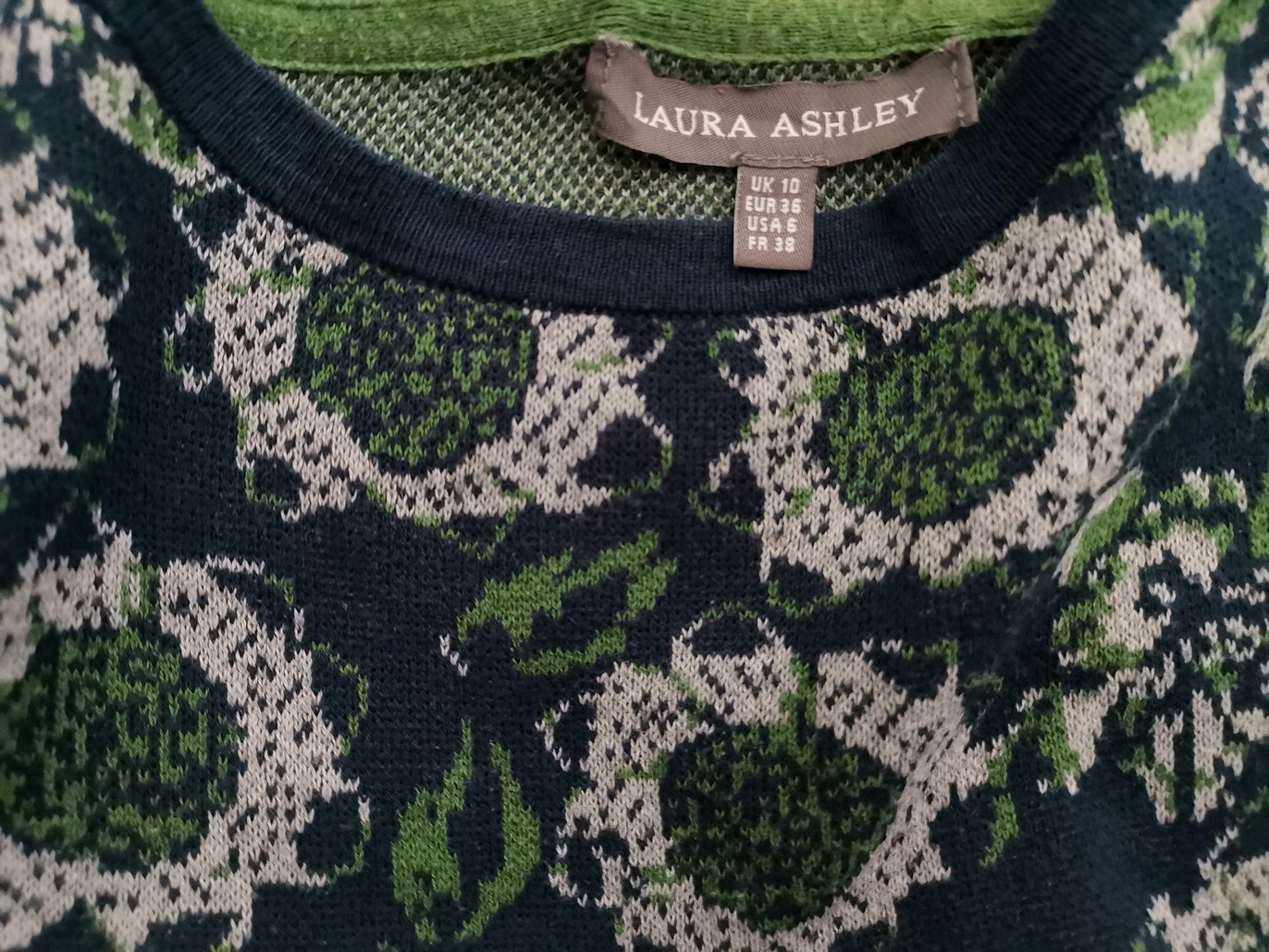 Laura ashley Rozmiar 10 (36) Kolor Granatowy Okrągły dekolt Sukienka Prostokątna Rękaw 3/4 Do Kolan Materiał Bawełna 100% Laura ashley Rozmiar 10 (36) Kolor Granatowy Okrągły dekolt Sukienka Prostokątna Rękaw 3/4 Do Kolan Materiał Bawełna 100%