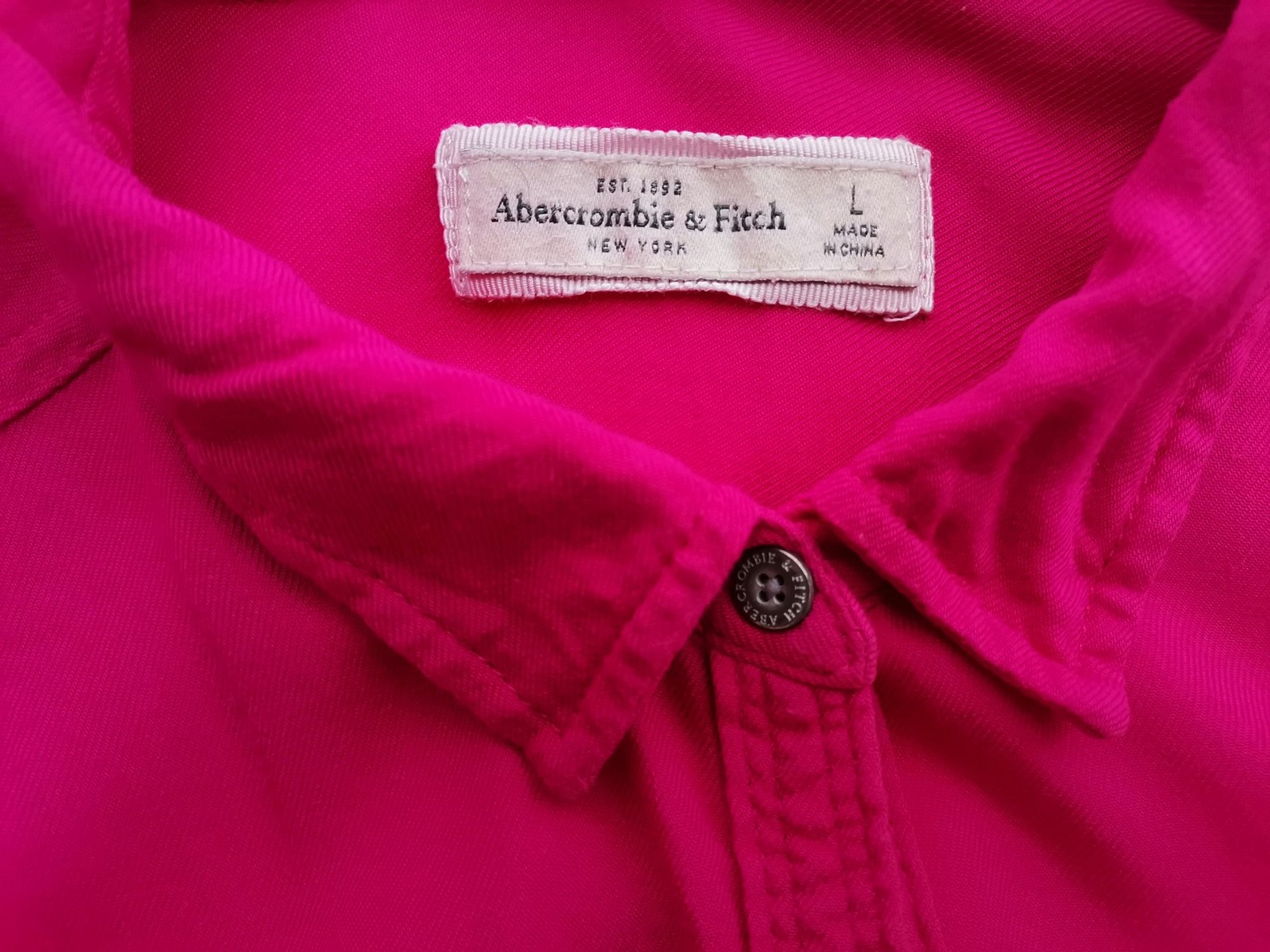 IMG_20220419_140300.jpg ABERCROMBIE & FITCH Rozmiar L Kolor Fuksja Kołnierz Koszula Zapinana Bluzka Długi rękaw Materiał Wiskoza 100%