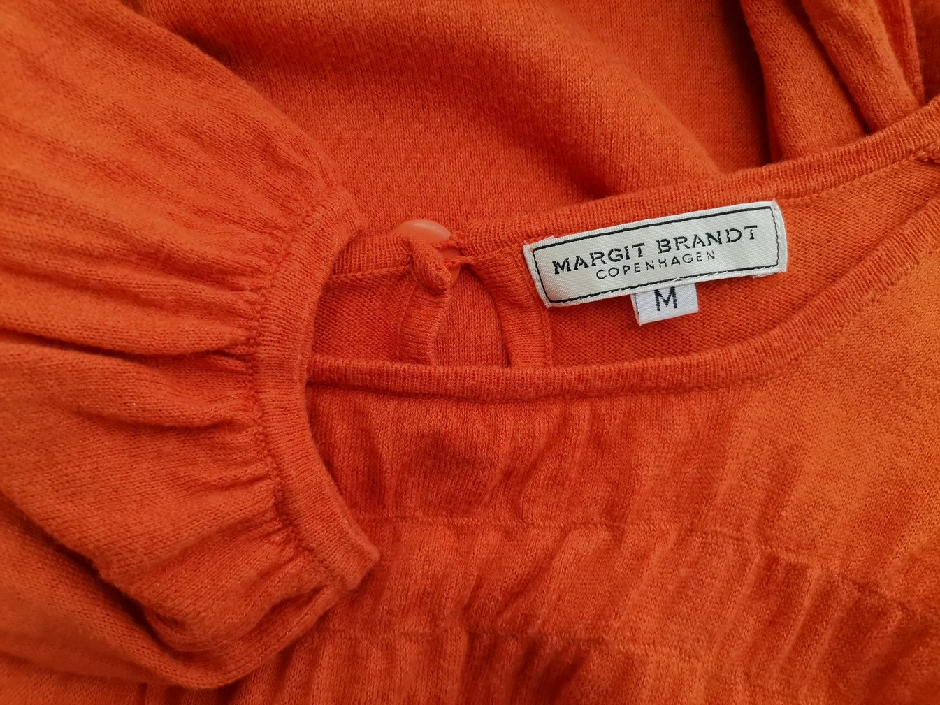 Margit brandt Rozmiar M Kolor Pomarańczowy Kwadratowy dekolt Sukienka Prostokątna Długi rękaw Do Kolan Materiał Bawełna Margit brandt Rozmiar M Kolor Pomarańczowy Kwadratowy dekolt Sukienka Prostokątna Długi rękaw Do Kolan Materiał Bawełna