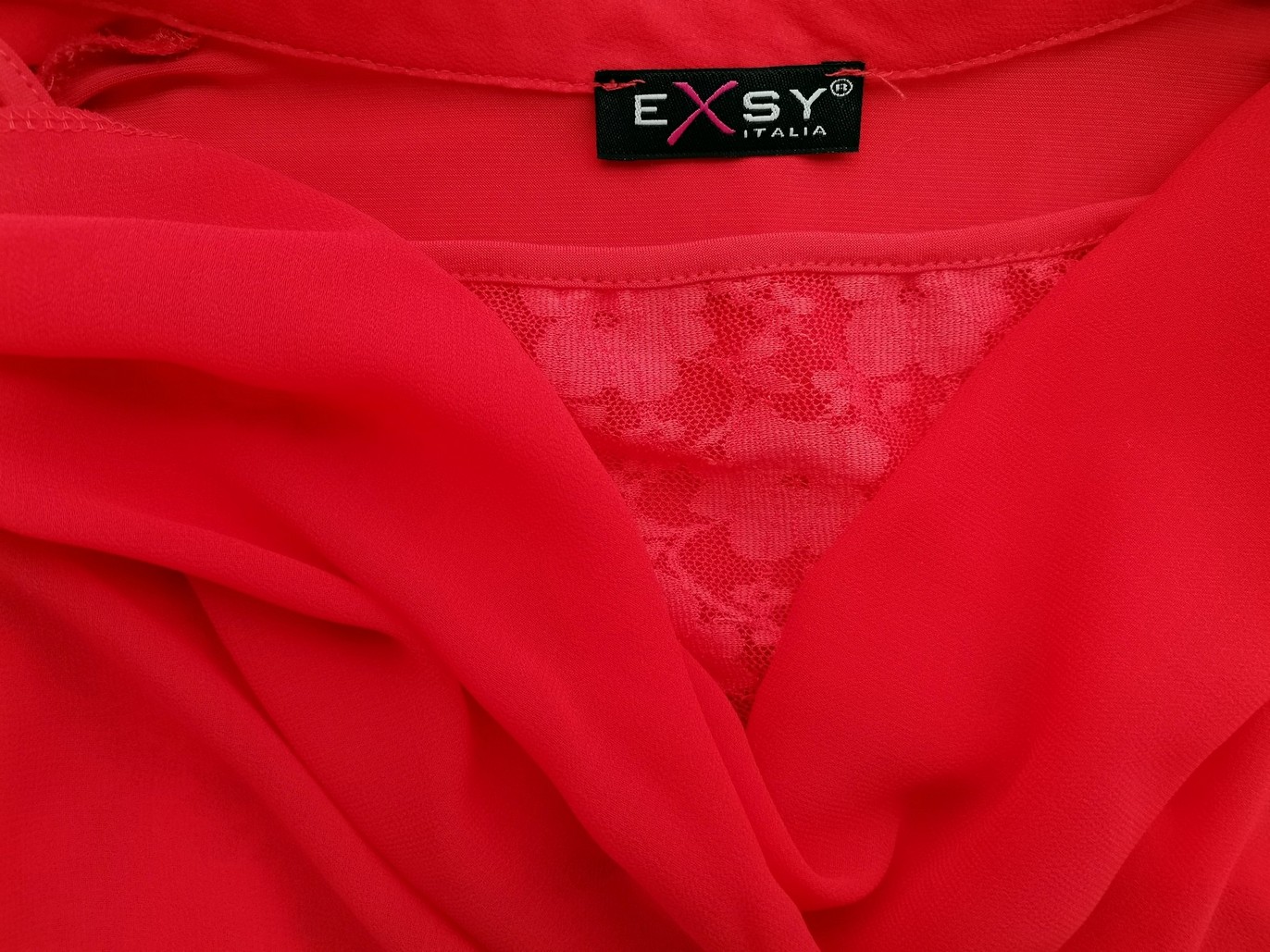 EXSY Italia Rozmiar XXL Kolor Czerwony Drapowany dekolt Sukienka Prostokątna Rękaw 3/4 Midi EXSY Italia Rozmiar XXL Kolor Czerwony Drapowany dekolt Sukienka Prostokątna Rękaw 3/4 Midi