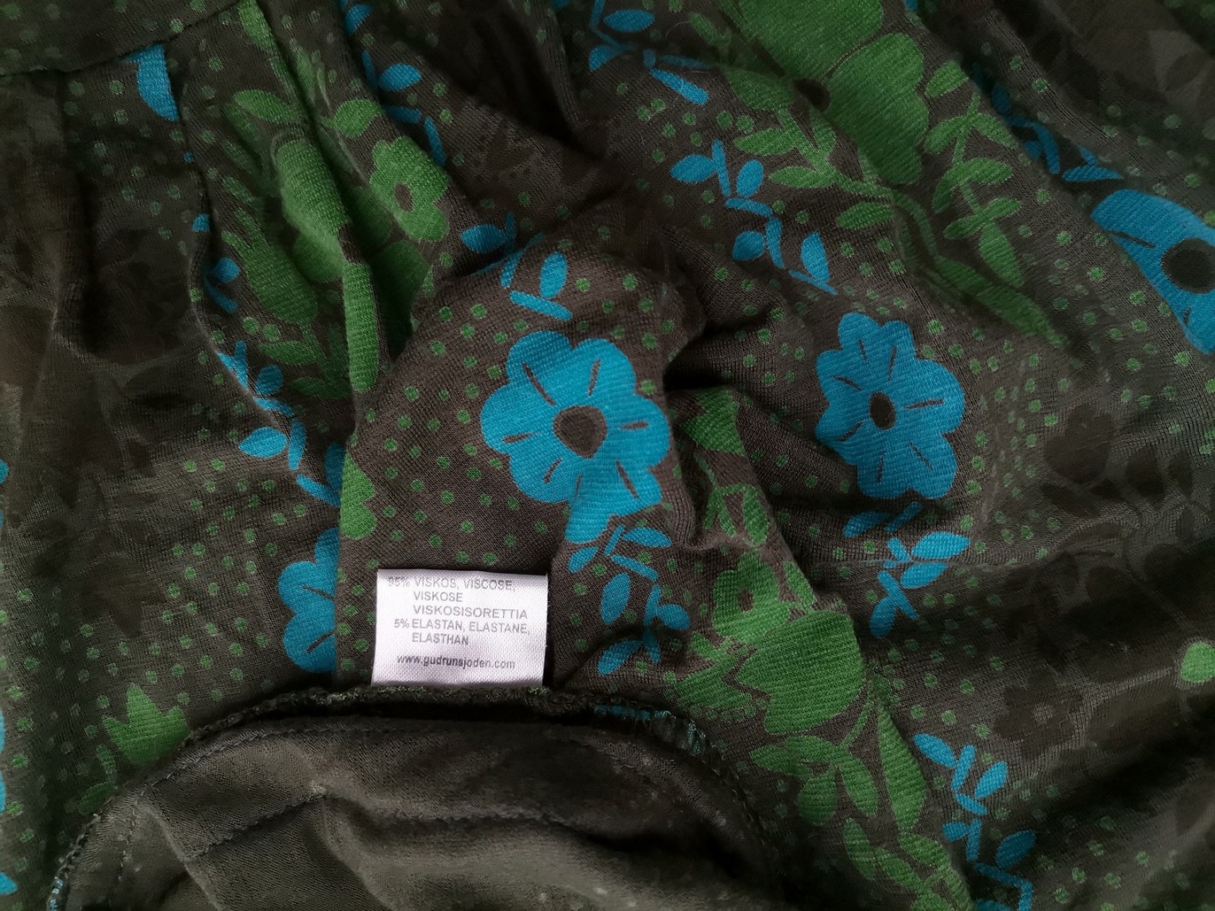 Gudrun Sjödén Rozmiar XXL Kolor Khaki W serek Sukienka Zawijana Rękaw 3/4 Midi Materiał Wiskoza Gudrun Sjödén Rozmiar XXL Kolor Khaki W serek Sukienka Zawijana Rękaw 3/4 Midi Materiał Wiskoza