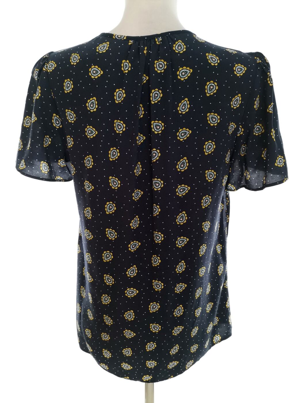 IMG_20220427_134428.jpg Boden Rozmiar 8 (36) Kolor Granatowy Paisley Keyhole Crew Neck Bluzka Krótki rękaw Materiał Wiskoza 100%