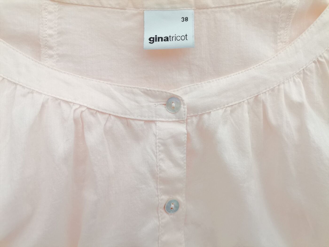 IMG_20220428_133445.jpg Gina Tricot Rozmiar 38 Kolor Pudrowy Okrągły dekolt Bluzka Popover Guziki Rękaw 3/4 Materiał Bawełna 100%