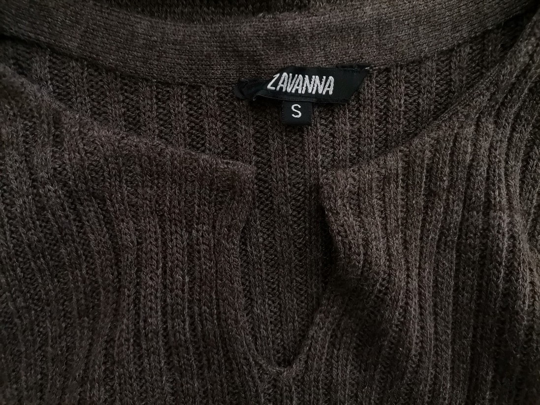 Zavanna Rozmiar S Kolor Brązowy Split Crew Neck Sukienka Sweterkowa Długi rękaw Do Kolan Materiał Akryl 100% Zavanna Rozmiar S Kolor Brązowy Split Crew Neck Sukienka Sweterkowa Długi rękaw Do Kolan Materiał Akryl 100%
