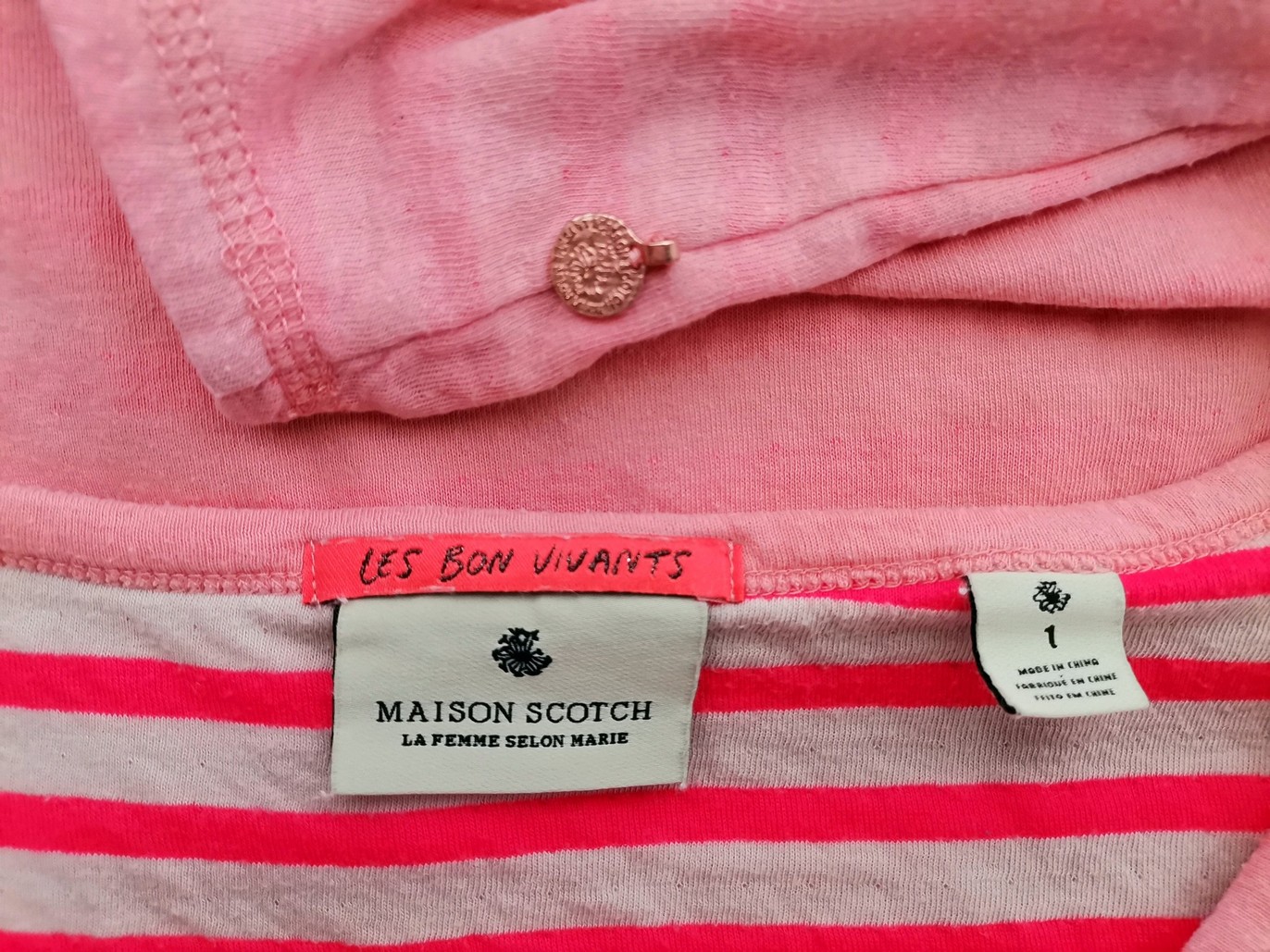 IMG_20220506_132111.jpg Maison scotch Rozmiar 1 (38) Kolor Różowy Pasy Okrągły dekolt Bluzka Popover Guziki Rękaw 3/4 Materiał Bawełna