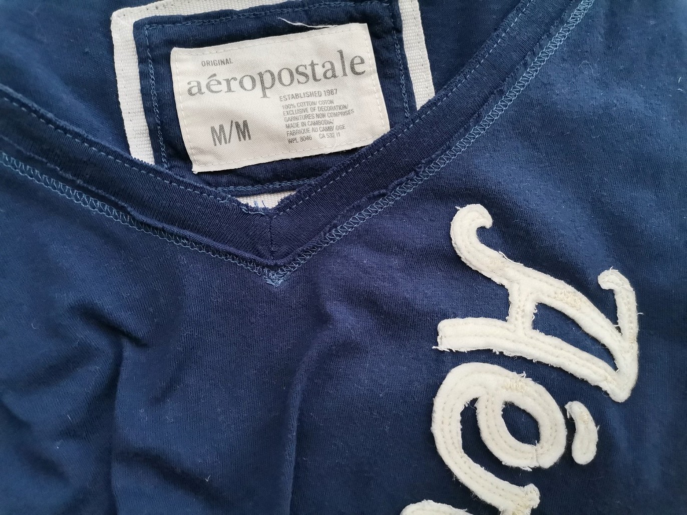 Aeropostale Rozmiar M Kolor Granatowy W serek T-Shirt Krótki rękaw Materiał Bawełna 100%