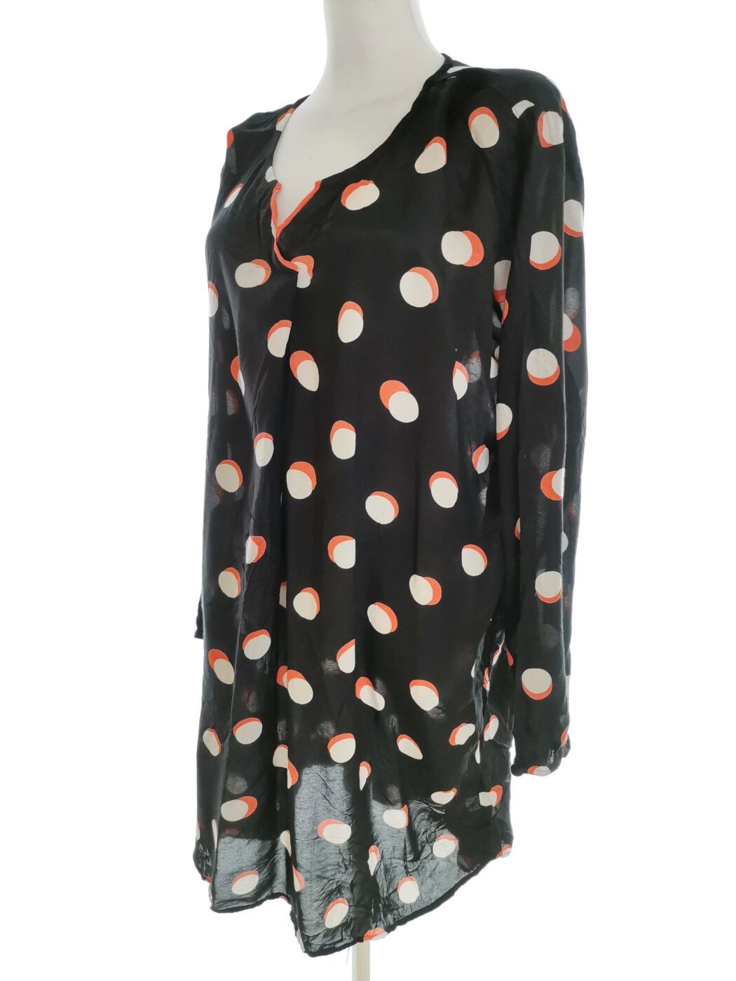 CASSIOPEIA Rozmiar M Kolor Czarny Grochy W serek Tunika Bluzka Długi rękaw Materiał Rayon 100% CASSIOPEIA Rozmiar M Kolor Czarny Grochy W serek Tunika Bluzka Długi rękaw Materiał Rayon 100%