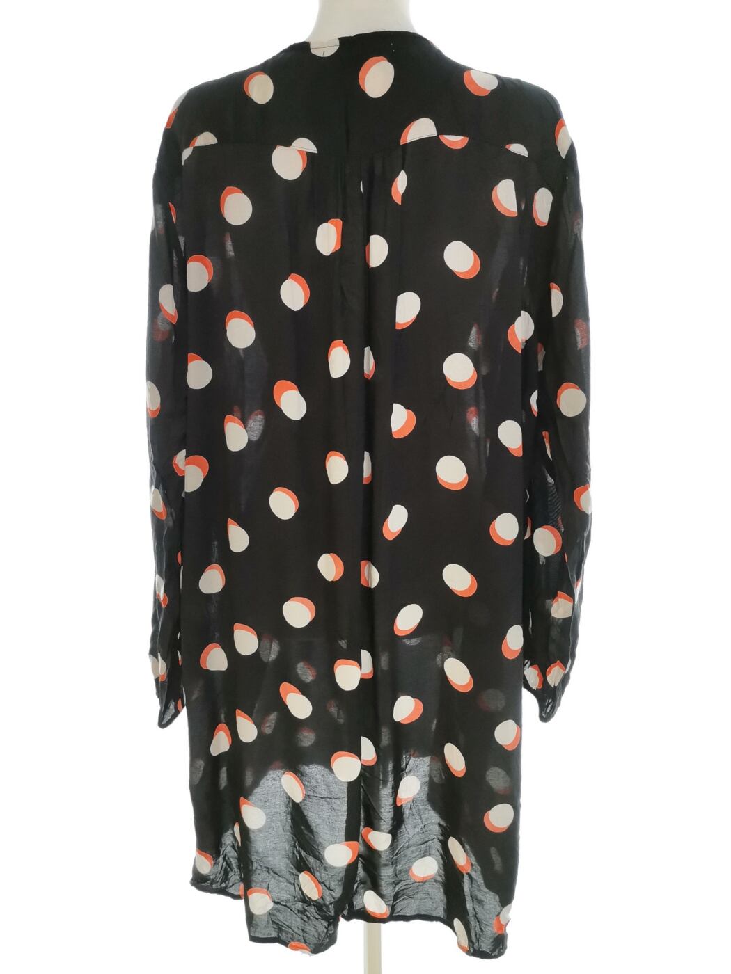 CASSIOPEIA Rozmiar M Kolor Czarny Grochy W serek Tunika Bluzka Długi rękaw Materiał Rayon 100% CASSIOPEIA Rozmiar M Kolor Czarny Grochy W serek Tunika Bluzka Długi rękaw Materiał Rayon 100%