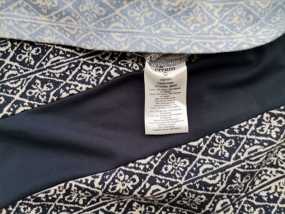 Cream Rozmiar 42/44 Kolor Granatowy Okrągły dekolt Sukienka Prostokątna Rękaw 3/4 Midi Materiał Bawełna Cream Rozmiar 42/44 Kolor Granatowy Okrągły dekolt Sukienka Prostokątna Rękaw 3/4 Midi Materiał Bawełna