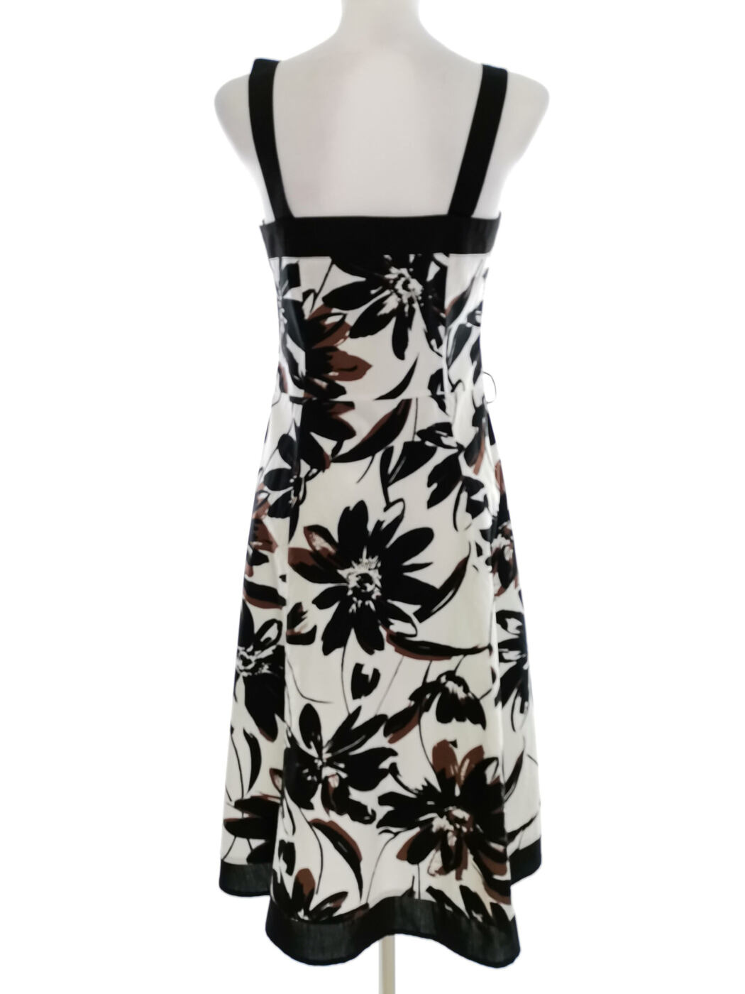 Collection Debenhams Rozmiar 10 (38) Kolor Biały Odkryte Ramiona Sukienka A-Line Bezrękawnik Midi Materiał Bawełna Collection Debenhams Rozmiar 10 (38) Kolor Biały Odkryte Ramiona Sukienka A-Line Bezrękawnik Midi Materiał Bawełna