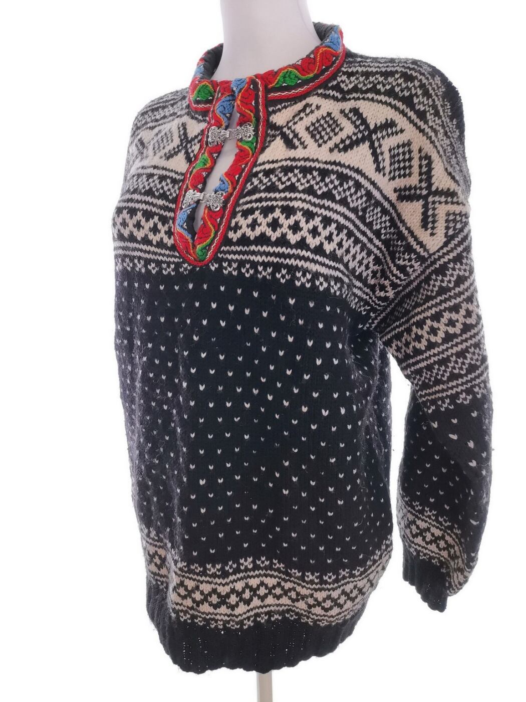 IMG_20220513_121438.jpg Norwegian jumper Rozmiar 46/48 Kolor Czarny Okrągły dekolt Norweski Sweter Długi rękaw Gruba dzianina