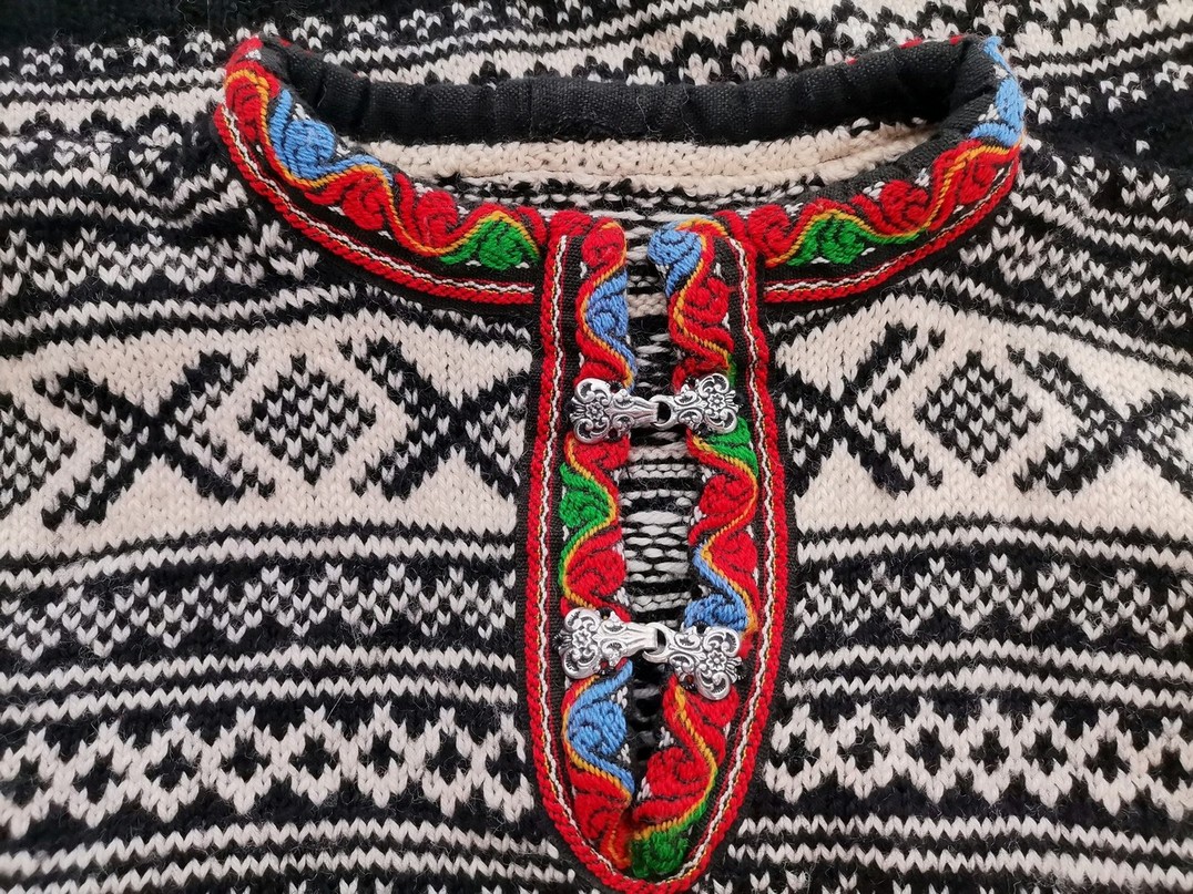 IMG_20220513_121507.jpg Norwegian jumper Rozmiar 46/48 Kolor Czarny Okrągły dekolt Norweski Sweter Długi rękaw Gruba dzianina
