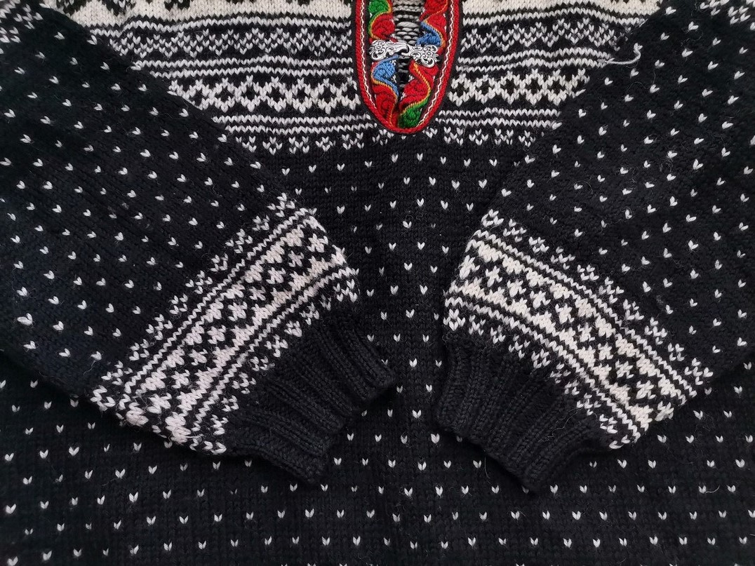 IMG_20220513_121515.jpg Norwegian jumper Rozmiar 46/48 Kolor Czarny Okrągły dekolt Norweski Sweter Długi rękaw Gruba dzianina