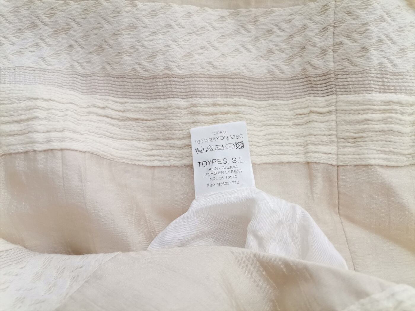 TOYPES Rozmiar 42 Kolor Kremowy W serek Sukienka Prostokątna Bezrękawnik Midi Materiał Bawełna TOYPES Rozmiar 42 Kolor Kremowy W serek Sukienka Prostokątna Bezrękawnik Midi Materiał Bawełna