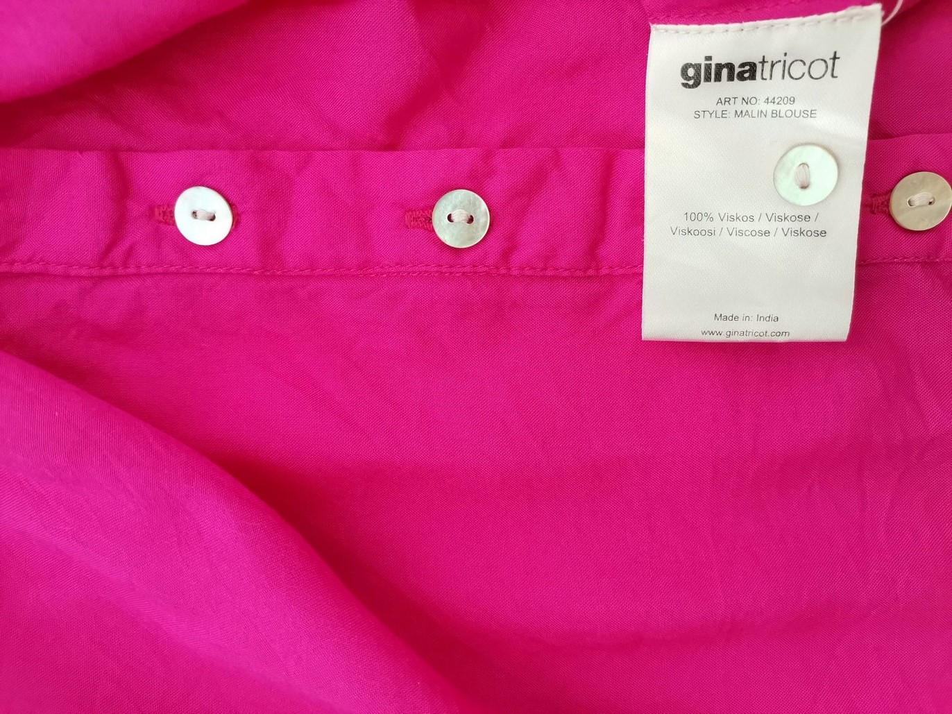 IMG_20220516_125506.jpg Gina Tricot Rozmiar 38 Kolor Różowy Okrągły dekolt Bluzka Zapinana Rękaw 3/4 Materiał Wiskoza 100%