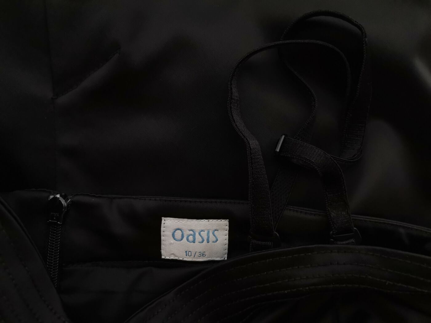 Oasis Rozmiar 10 (36) Kolor Czarny Dekolt Serce Sukienka Ołówkowa Bezrękawnik Midi Oasis Rozmiar 10 (36) Kolor Czarny Dekolt Serce Sukienka Ołówkowa Bezrękawnik Midi