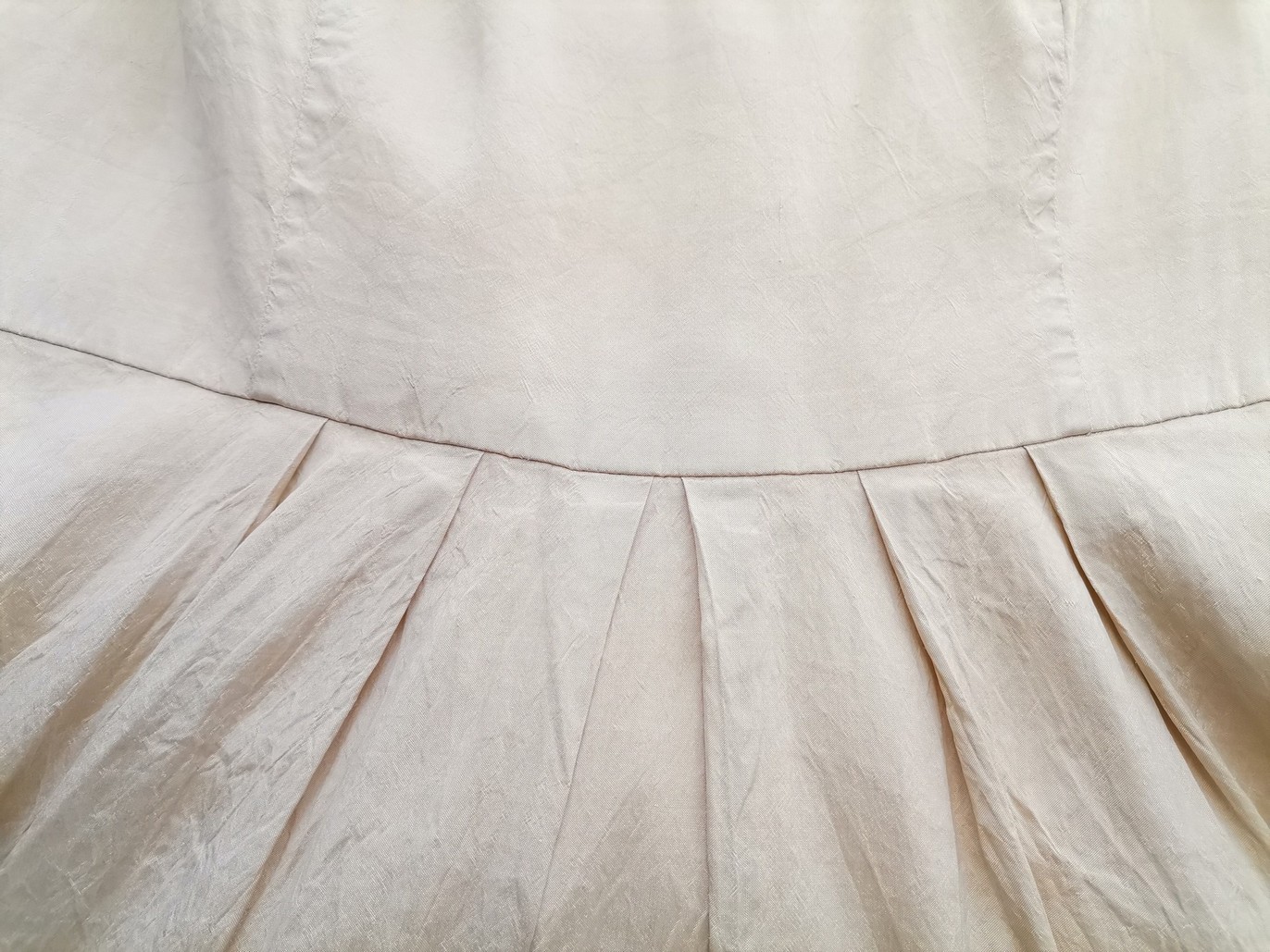 Vintage Rozmiar 46/48 Kolor Beżowy Okrągły dekolt Sukienka A-Line Bezrękawnik Midi Vintage Rozmiar 46/48 Kolor Beżowy Okrągły dekolt Sukienka A-Line Bezrękawnik Midi