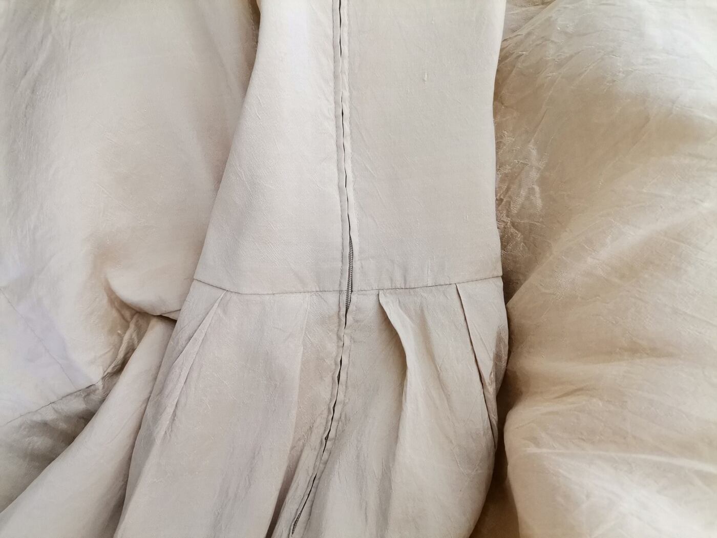 Vintage Rozmiar 46/48 Kolor Beżowy Okrągły dekolt Sukienka A-Line Bezrękawnik Midi Vintage Rozmiar 46/48 Kolor Beżowy Okrągły dekolt Sukienka A-Line Bezrękawnik Midi