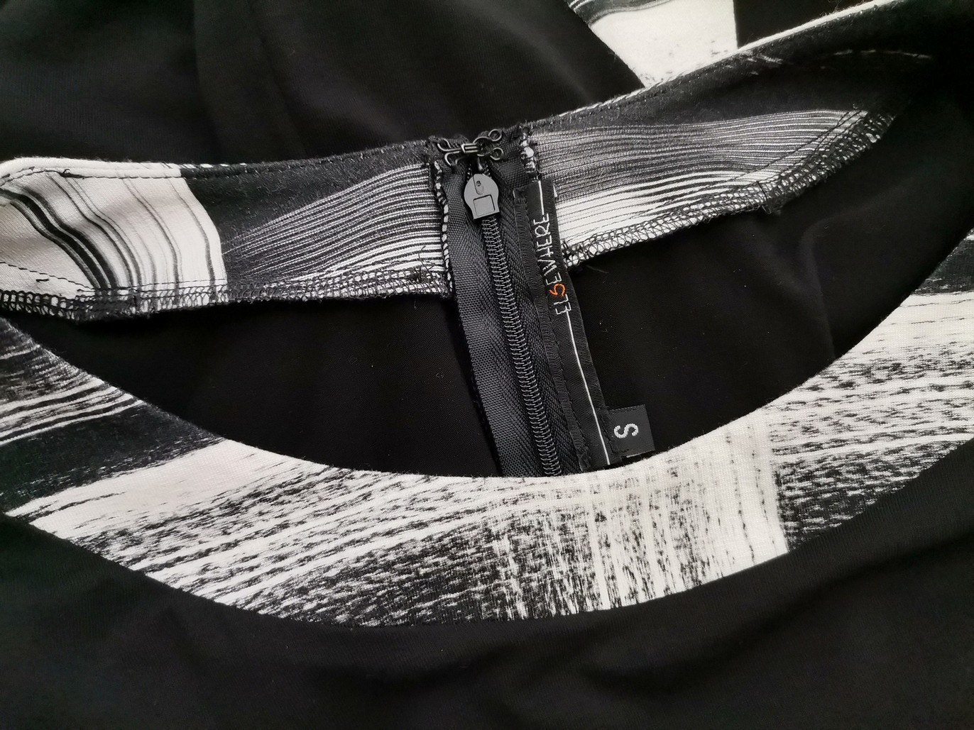 Elsewhere Rozmiar S Kolor Czarny Okrągły dekolt Sukienka Ołówkowa Rękaw 3/4 Midi Materiał Wiskoza Elsewhere Rozmiar S Kolor Czarny Okrągły dekolt Sukienka Ołówkowa Rękaw 3/4 Midi Materiał Wiskoza