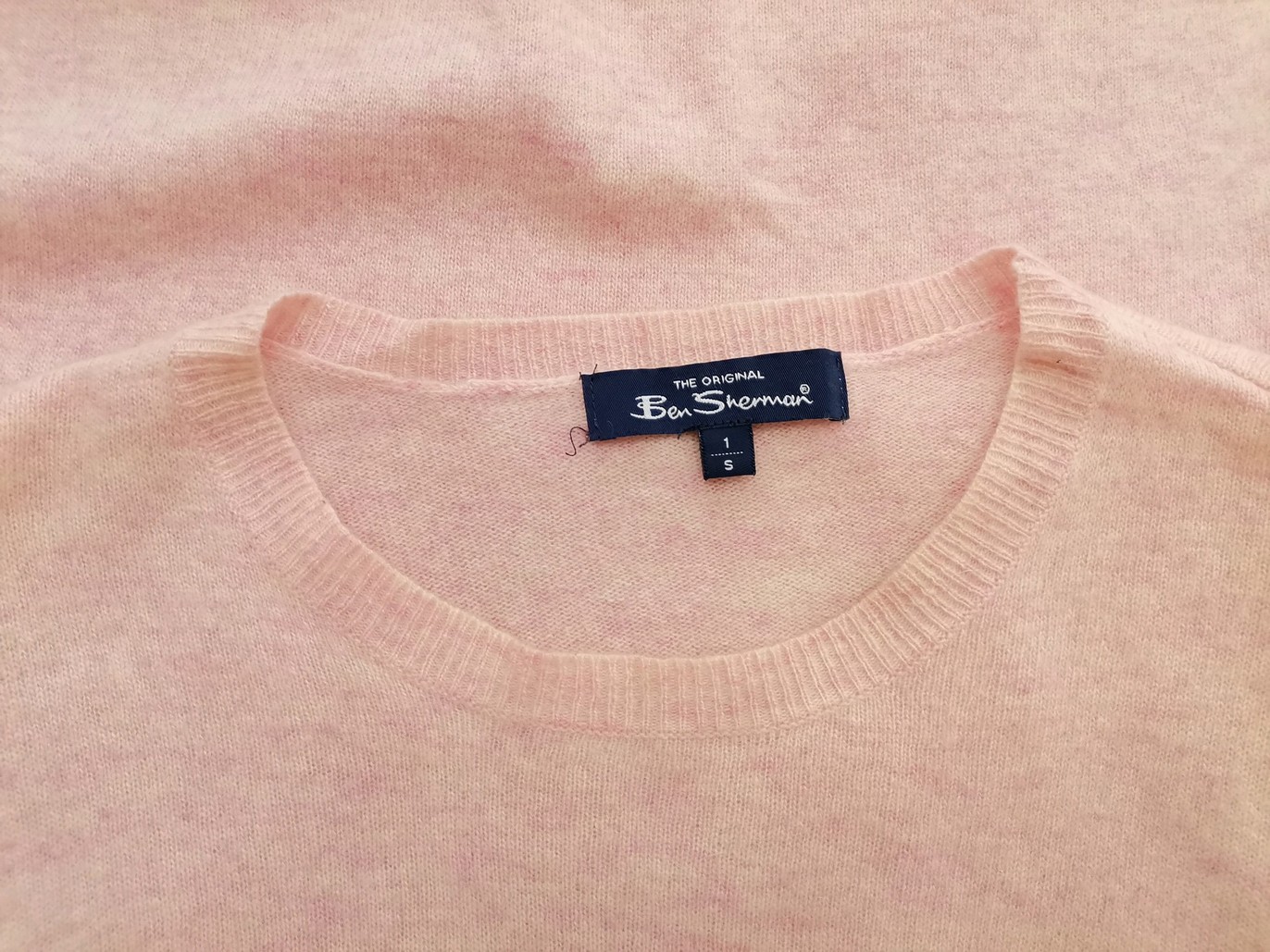 IMG_20220613_110905.jpg BEN SHERMAN Rozmiar 1 (S) Kolor Różowy Męski Sweter Długi rękaw Materiał Wełna Jagnięca