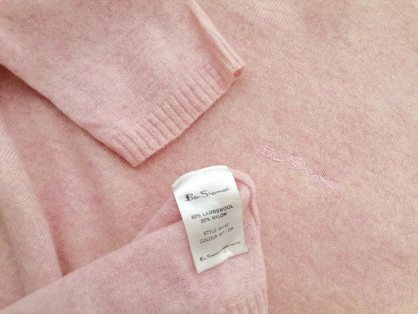 IMG_20220613_110931.jpg BEN SHERMAN Rozmiar 1 (S) Kolor Różowy Męski Sweter Długi rękaw Materiał Wełna Jagnięca