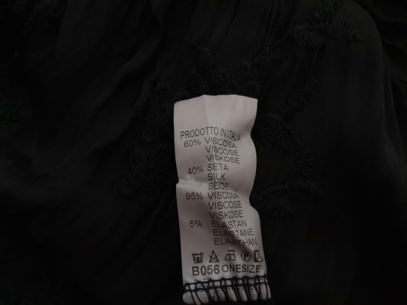 Italy Rozmiar ONE SIZE (42) Kolor Czarny W serek Sukienka Prostokątna Długi rękaw Do Kolan Materiał Wiskoza Italy Rozmiar ONE SIZE (42) Kolor Czarny W serek Sukienka Prostokątna Długi rękaw Do Kolan Materiał Wiskoza