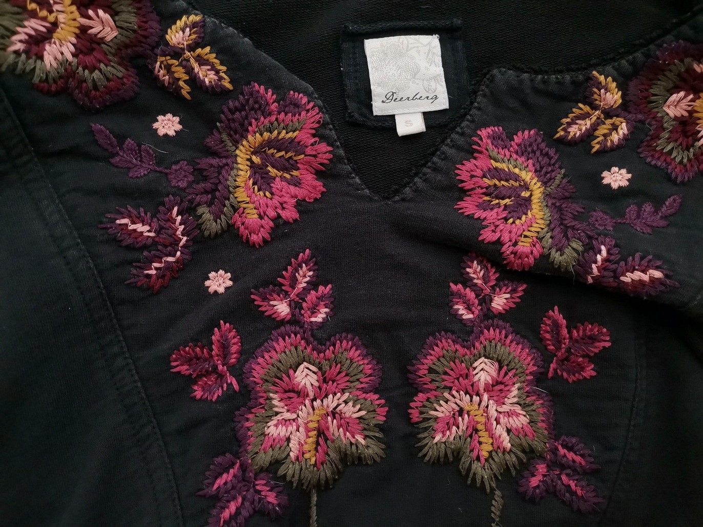 Deerberg Rozmiar S Kolor Czarny Split Crew Neck Sukienka Prostokątna Długi rękaw Do Kolan Materiał Bawełna 100% Deerberg Rozmiar S Kolor Czarny Split Crew Neck Sukienka Prostokątna Długi rękaw Do Kolan Materiał Bawełna 100%
