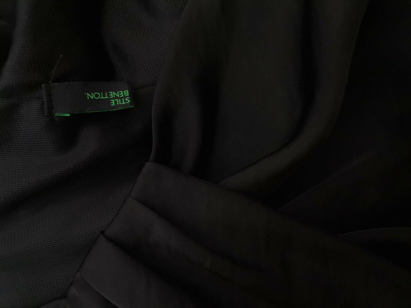 Stile Benetton Rozmiar 42/44 Kolor Czarny Na Jedno Ramię Sukienka Prostokątna Bezrękawnik Do Kolan Stile Benetton Rozmiar 42/44 Kolor Czarny Na Jedno Ramię Sukienka Prostokątna Bezrękawnik Do Kolan