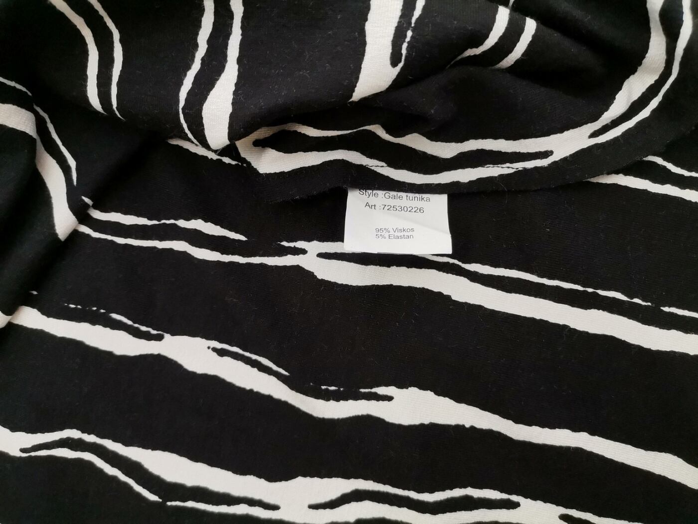 ALICE BIZOUS Rozmiar M Kolor Czarny W serek Sukienka Prostokątna Rękaw 3/4 Do Kolan Materiał Wiskoza ALICE BIZOUS Rozmiar M Kolor Czarny W serek Sukienka Prostokątna Rękaw 3/4 Do Kolan Materiał Wiskoza