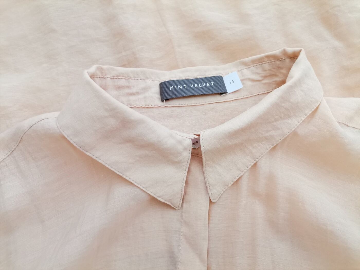 Mint Velvet Rozmiar 14 (48) Kolor Pudrowy Kołnierz Tunika Zapinana Bluzka Długi rękaw Materiał Wiskoza Mint Velvet Rozmiar 14 (48) Kolor Pudrowy Kołnierz Tunika Zapinana Bluzka Długi rękaw Materiał Wiskoza