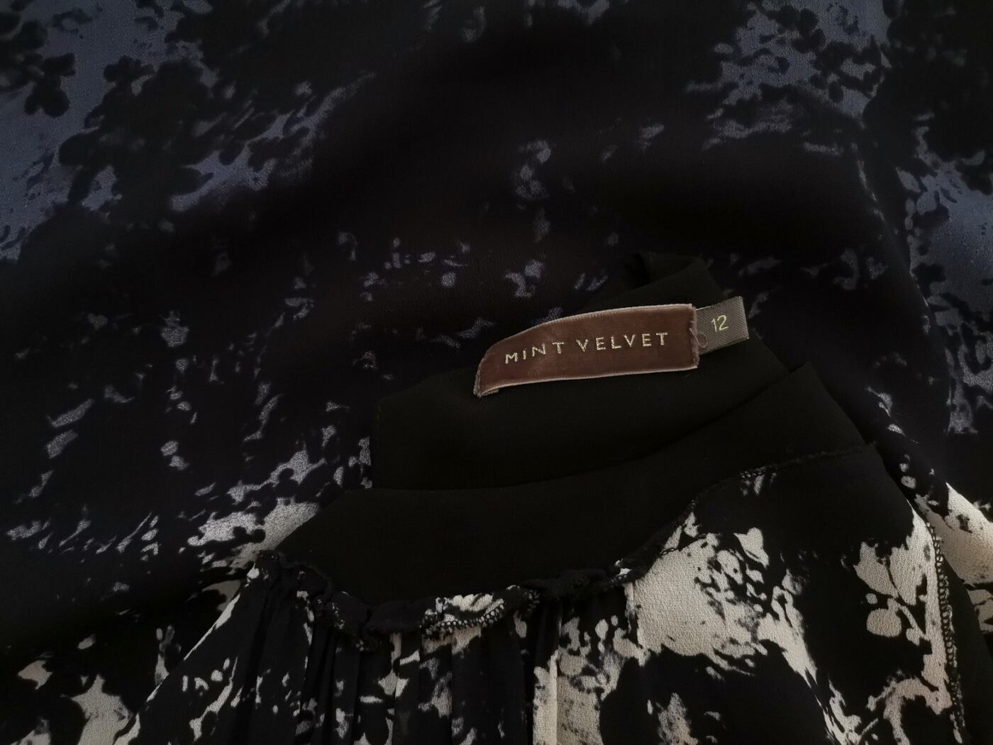 Mint Velvet Rozmiar 12 (40) Kolor Czarny Okrągły dekolt Sukienka Sheath Bezrękawnik Do Kolan Materiał Wiskoza 100% Mint Velvet Rozmiar 12 (40) Kolor Czarny Okrągły dekolt Sukienka Sheath Bezrękawnik Do Kolan Materiał Wiskoza 100%
