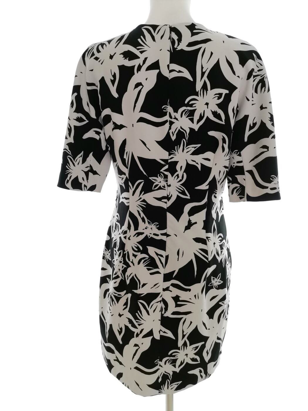Mango Rozmiar M Kolor Czarny Okrągły dekolt Sukienka Sheath Rękaw 3/4 Do Kolan Mango Rozmiar M Kolor Czarny Okrągły dekolt Sukienka Sheath Rękaw 3/4 Do Kolan